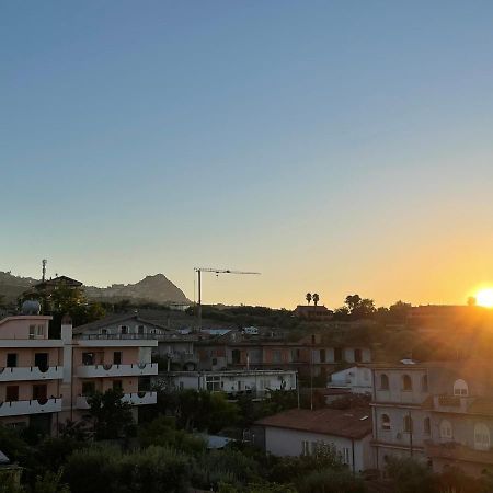 Pipa'S Suntrap Apartment Taormina Bagian luar foto